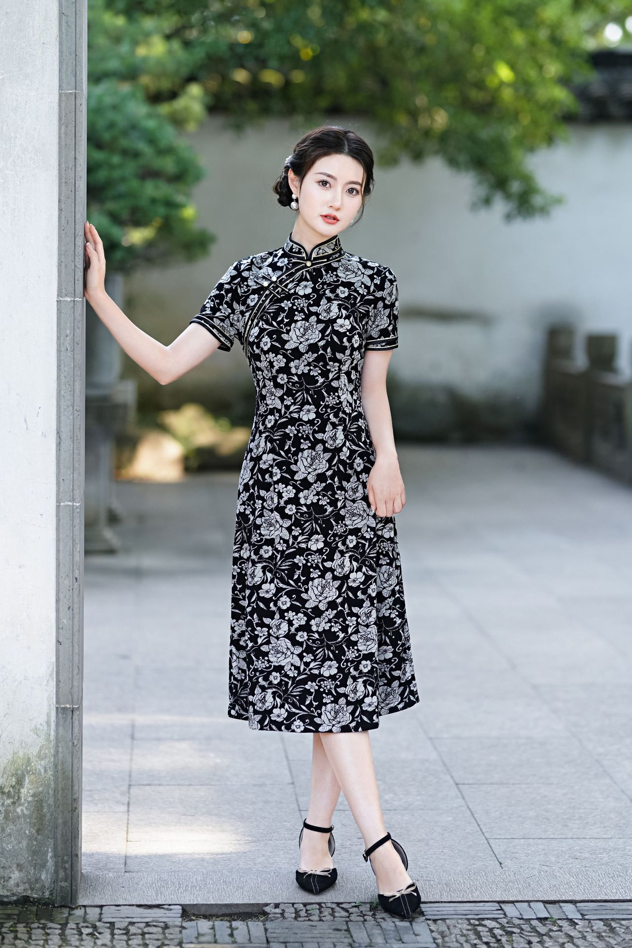 http://www.pluspreorder.com/cdn/shop/products/m-5xl-plus-size-black-floral-modern-qipao-dress-1_1281x.png?v=1697084382
