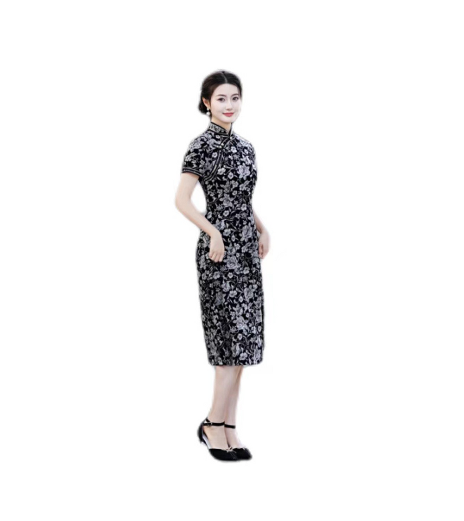 https://www.pluspreorder.com/cdn/shop/products/m-5xl-plus-size-black-floral-modern-qipao-dress-5_1024x1024.png?v=1697084383